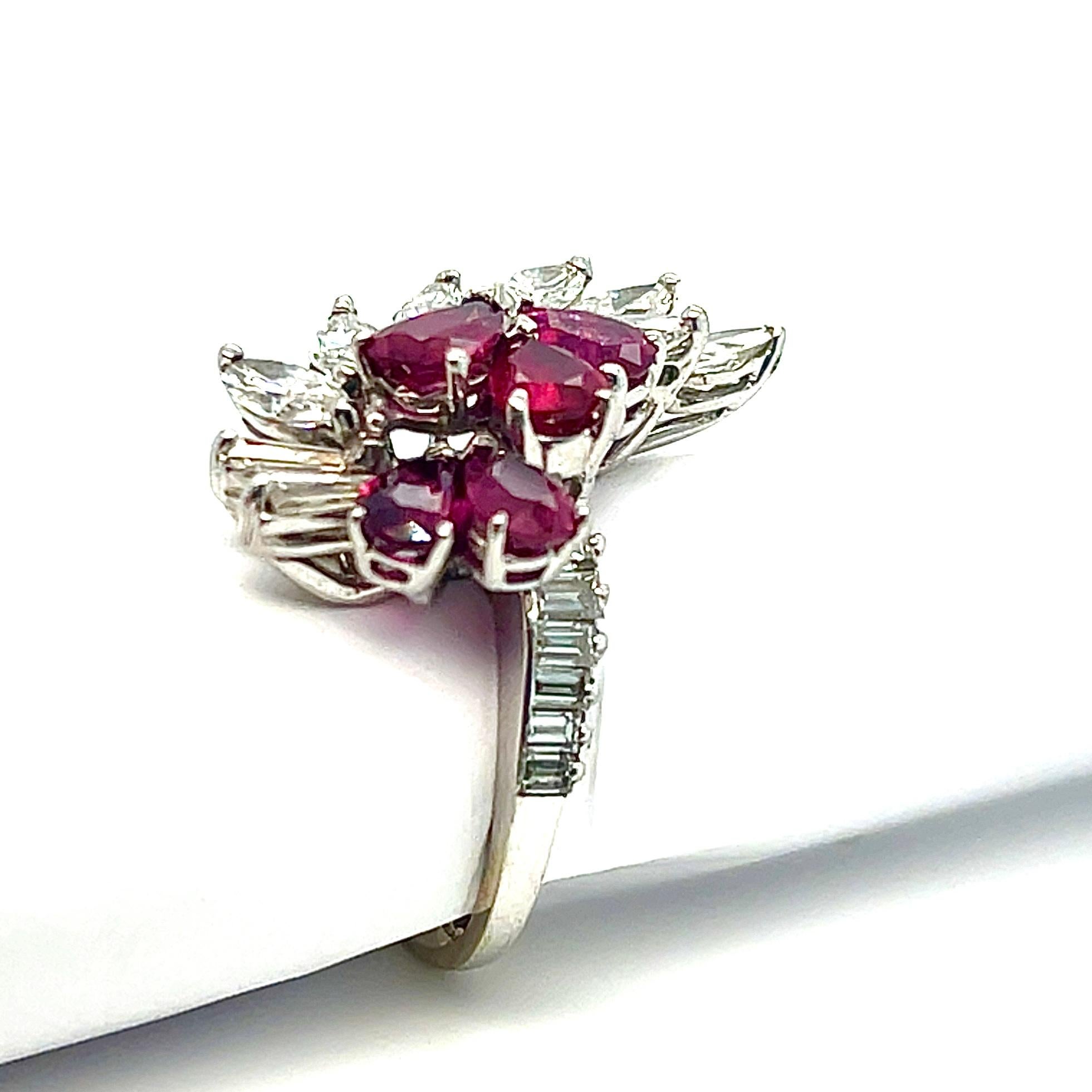 Über dieses Stück
Setzen Sie ein kühnes, zeitloses Statement mit diesem atemberaubenden Vintage-Ring mit Rubinen und Diamanten, meisterhaft handgefertigt aus 18 Karat Weißgold um 1970.

Das markante, blattförmige Design besteht aus sieben