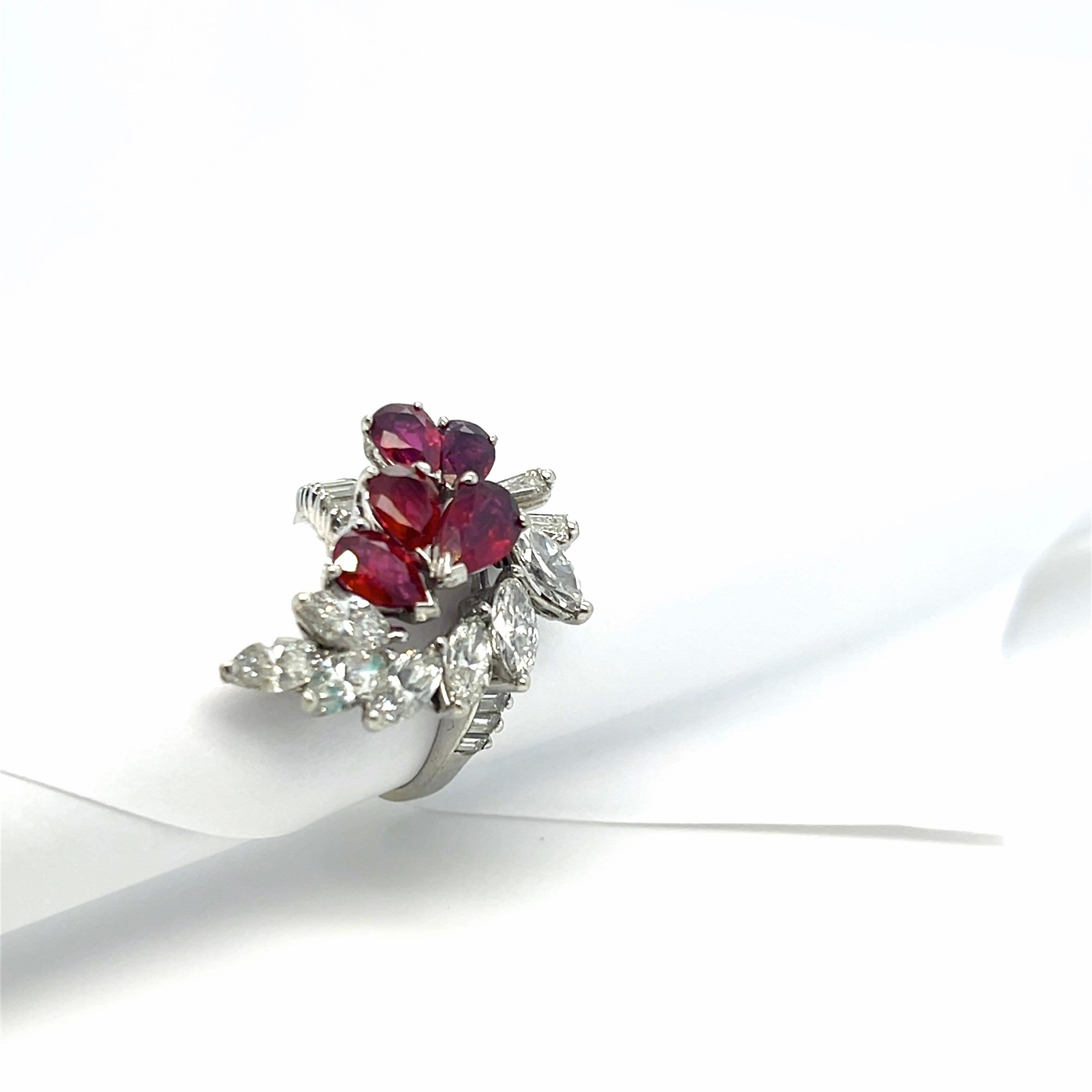 Vintage 1970s Rubin & Diamant Cluster 18kt Gold Ring (Zeitgenössisch) im Angebot