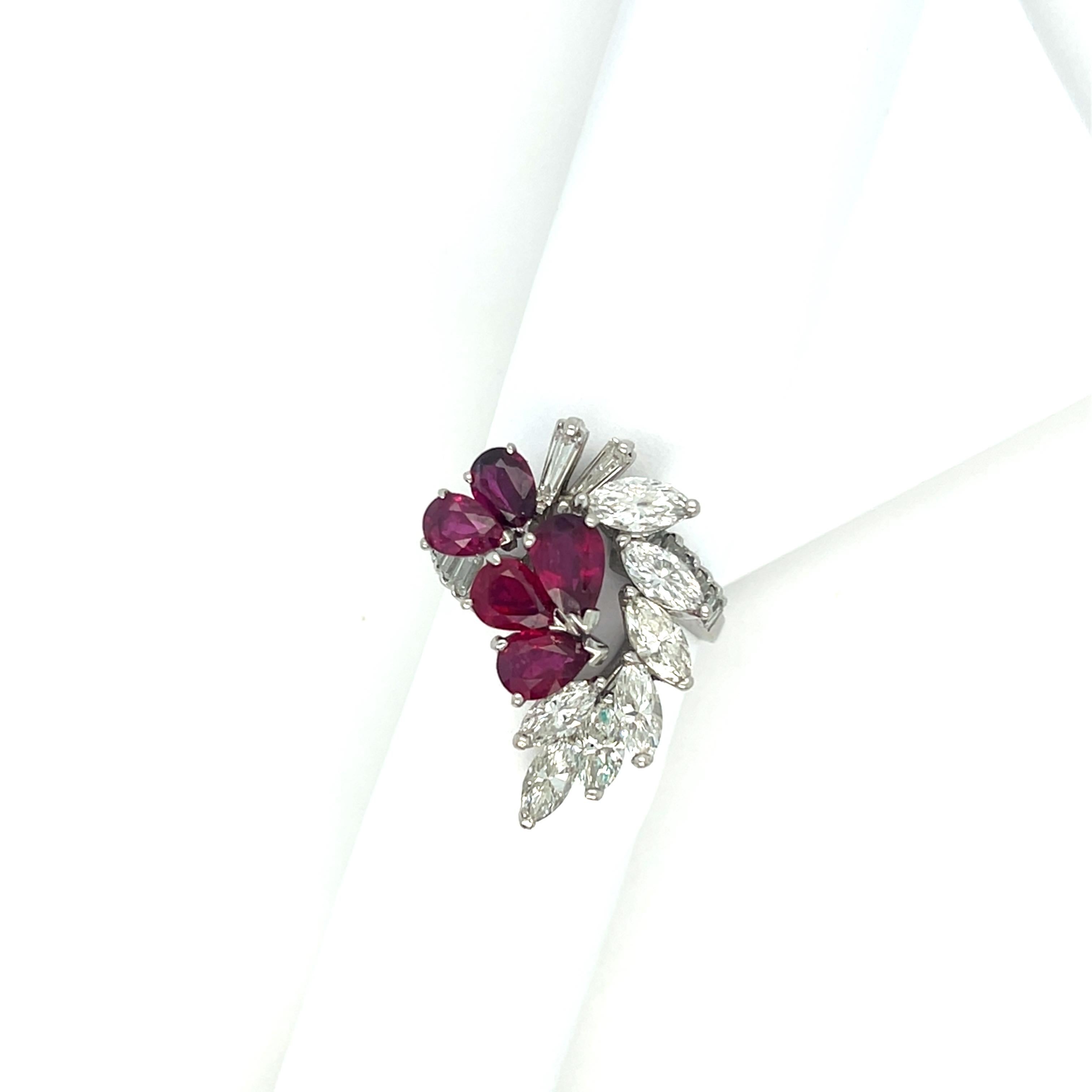 Vintage 1970s Rubin & Diamant Cluster 18kt Gold Ring (Marquiseschliff) im Angebot