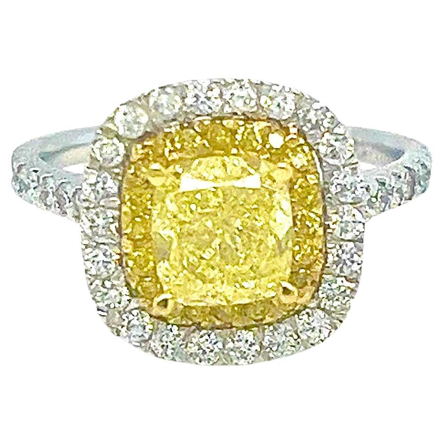 💎 Informazioni su questo pezzo
Un'eccezionale dimostrazione di colore, brillantezza e maestria artigianale: questo lussuoso anello da cocktail in oro 18kt bicolore è incentrato su un magnifico diamante giallo naturale, circondato da una doppia