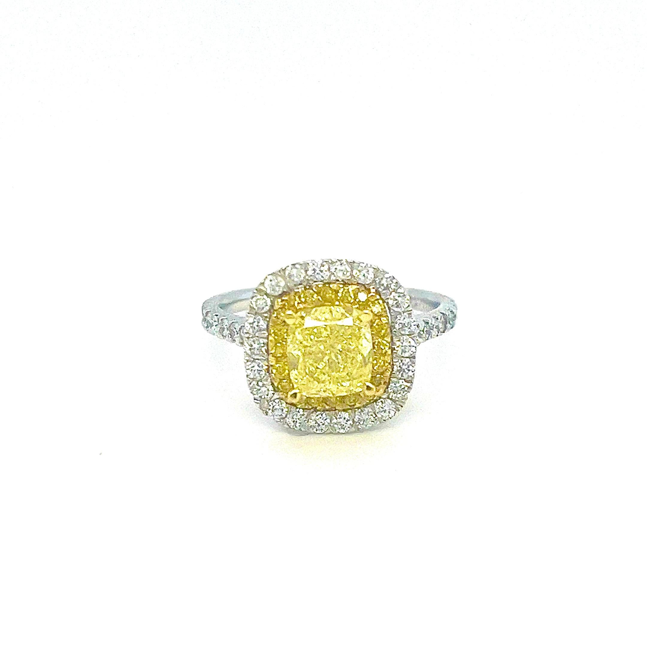 Anello con diamanti naturali gialli e bianchi in oro 18kt, 2,30 carati tw. In condizioni Nuovo in vendita a Miami, FL
