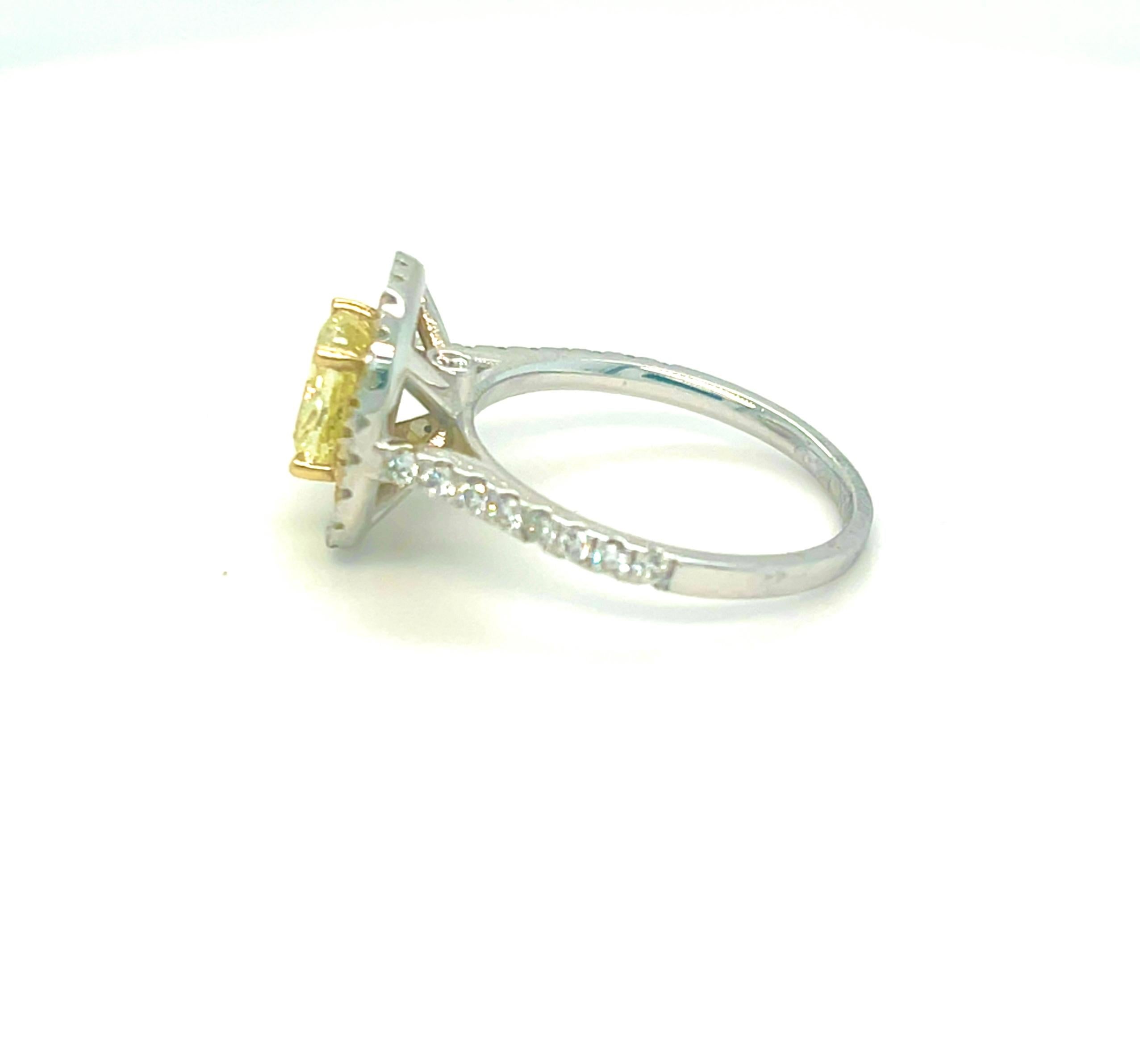 Anello con diamanti naturali gialli e bianchi in oro 18kt, 2,30 carati tw. in vendita 1