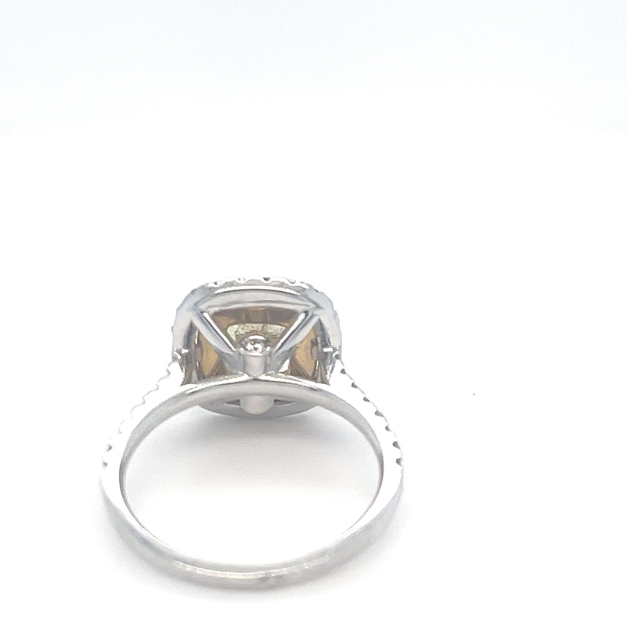 Contemporaneo Anello con diamanti naturali gialli e bianchi in oro 18kt, 2,30 carati tw. in vendita