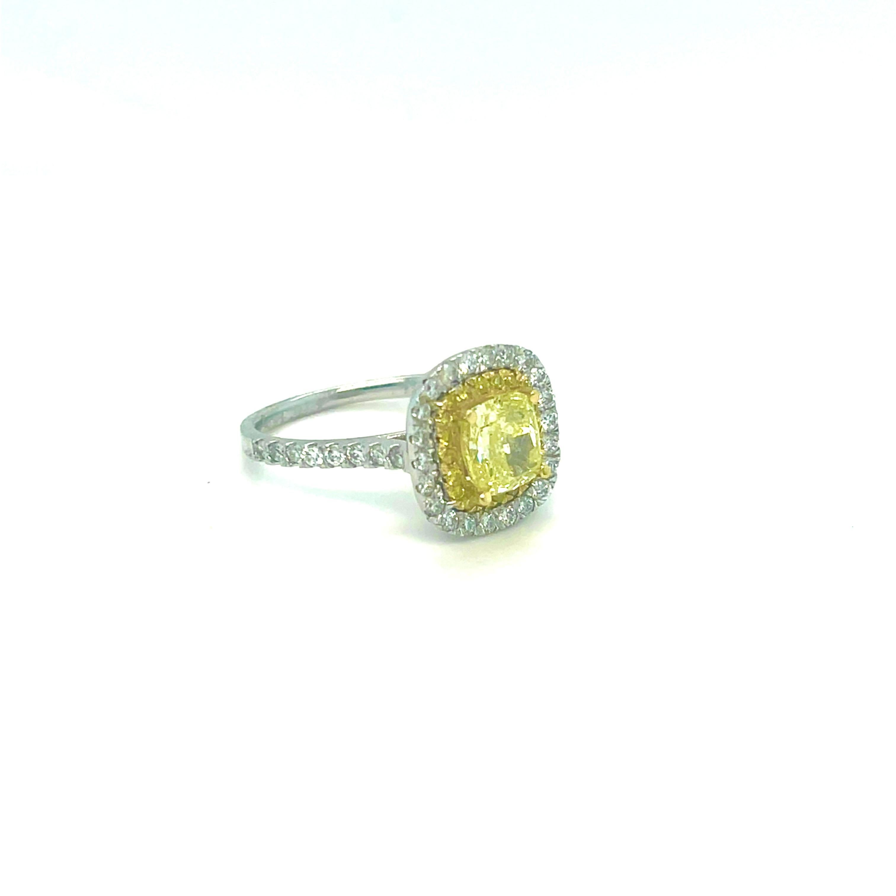 Anello con diamanti naturali gialli e bianchi in oro 18kt, 2,30 carati tw. in vendita 3