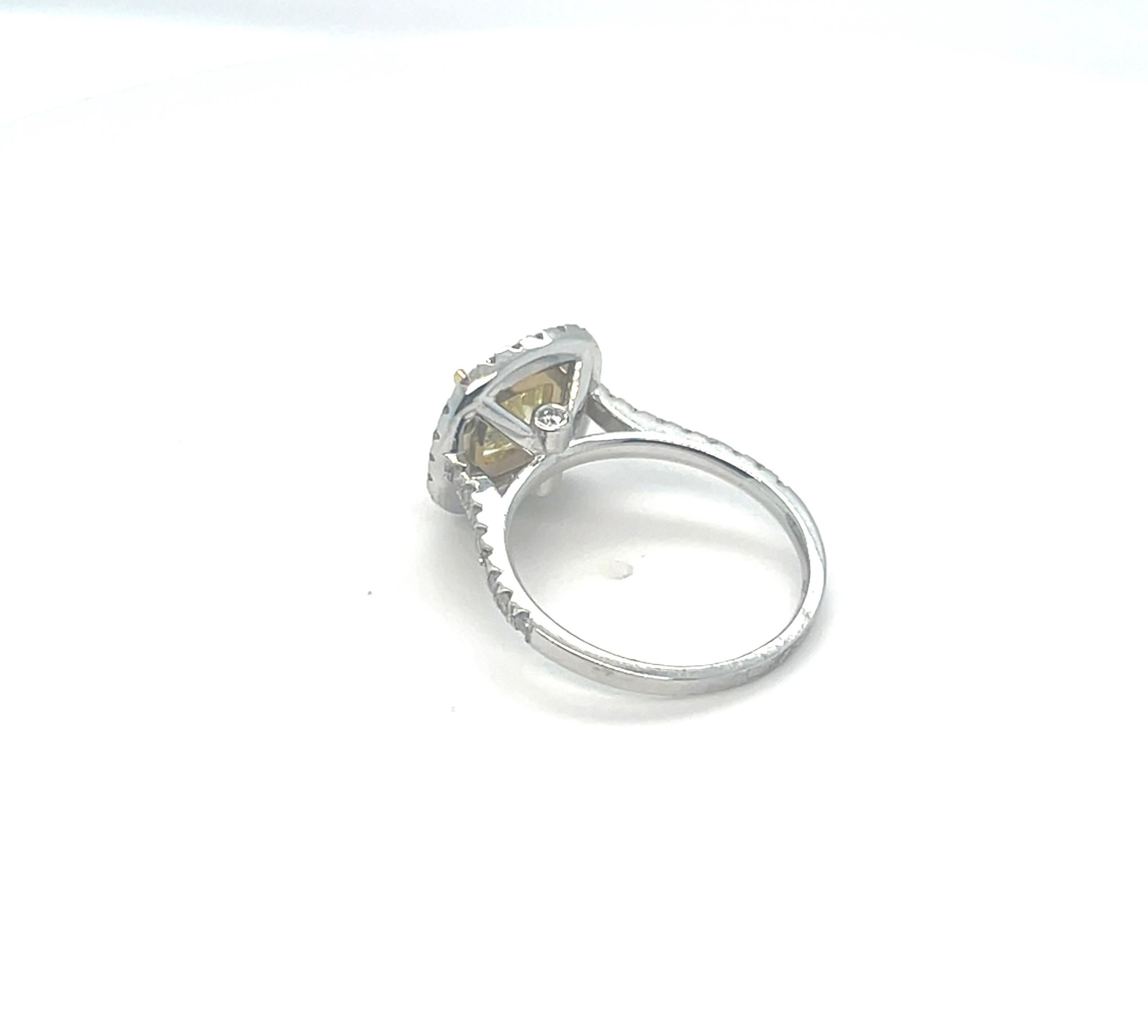 Anello con diamanti naturali gialli e bianchi in oro 18kt, 2,30 carati tw. in vendita 2