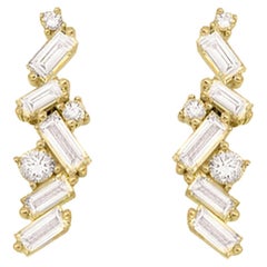 Orecchini pendenti moderni ed eleganti con diamanti taglio baguette e brillante rotondo per un totale di 0,94 carati, in oro 18k