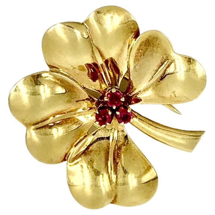 Cartier Broche pendentif trèfle à quatre feuilles en or jaune 14 carats et rubis en vente