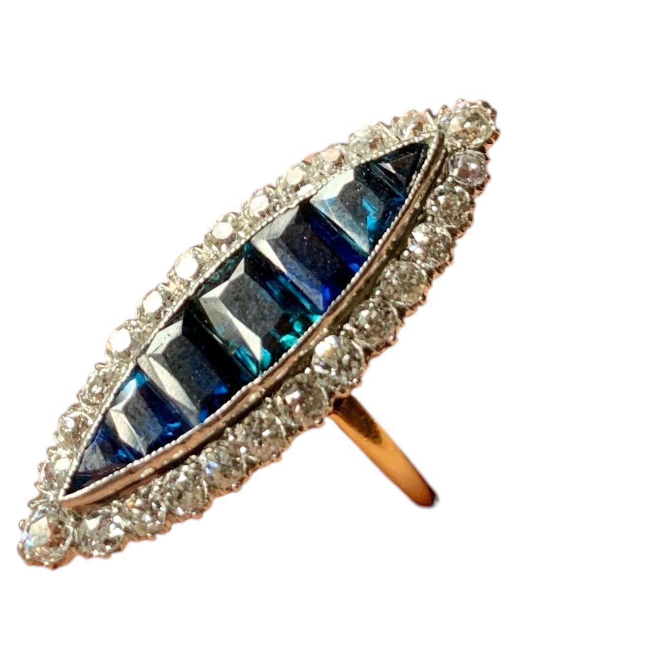 Grande anello antico edoardiano con diamante e zaffiro incastonato in modo invisibile, in oro 18 carati, a navette