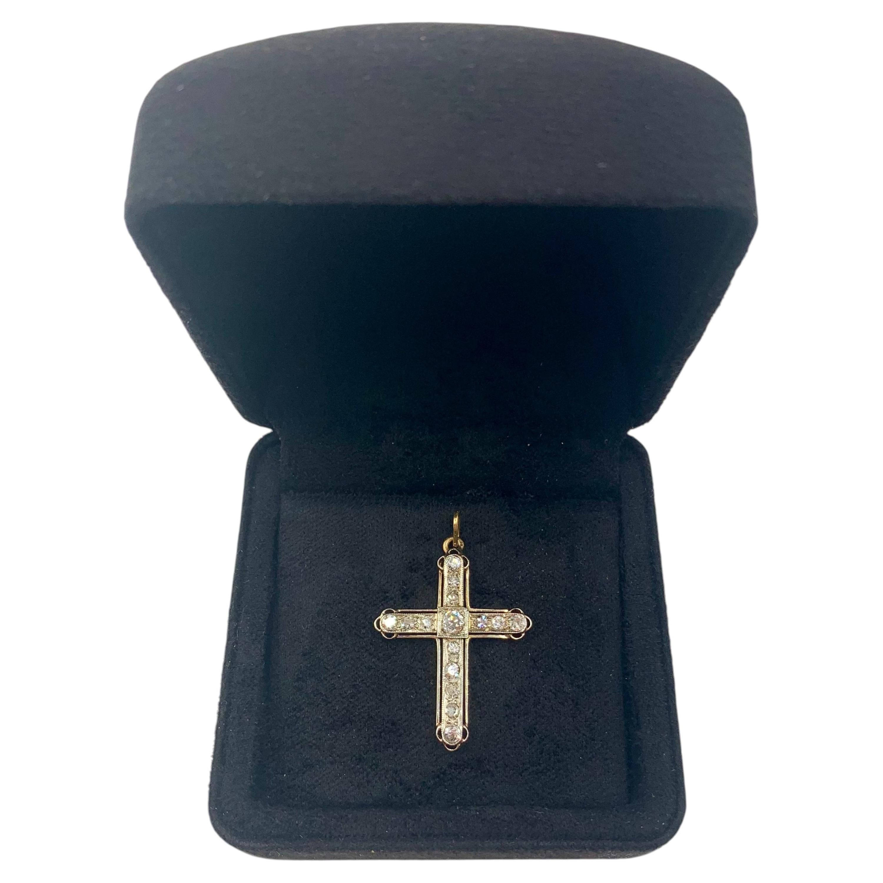 Croix trilobée en or jaune 14 carats, sertie d'un magnifique diamant antique de style géorgien taillé à l'ancienne européenne