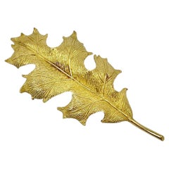 Spilla a forma di foglia di quercia in oro giallo 18 carati della collezione Estate di Tiffany & Co., XX secolo
