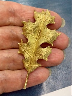 Spilla a forma di foglia di quercia in oro giallo 18 carati della collezione Estate di Tiffany & Co., XX secolo