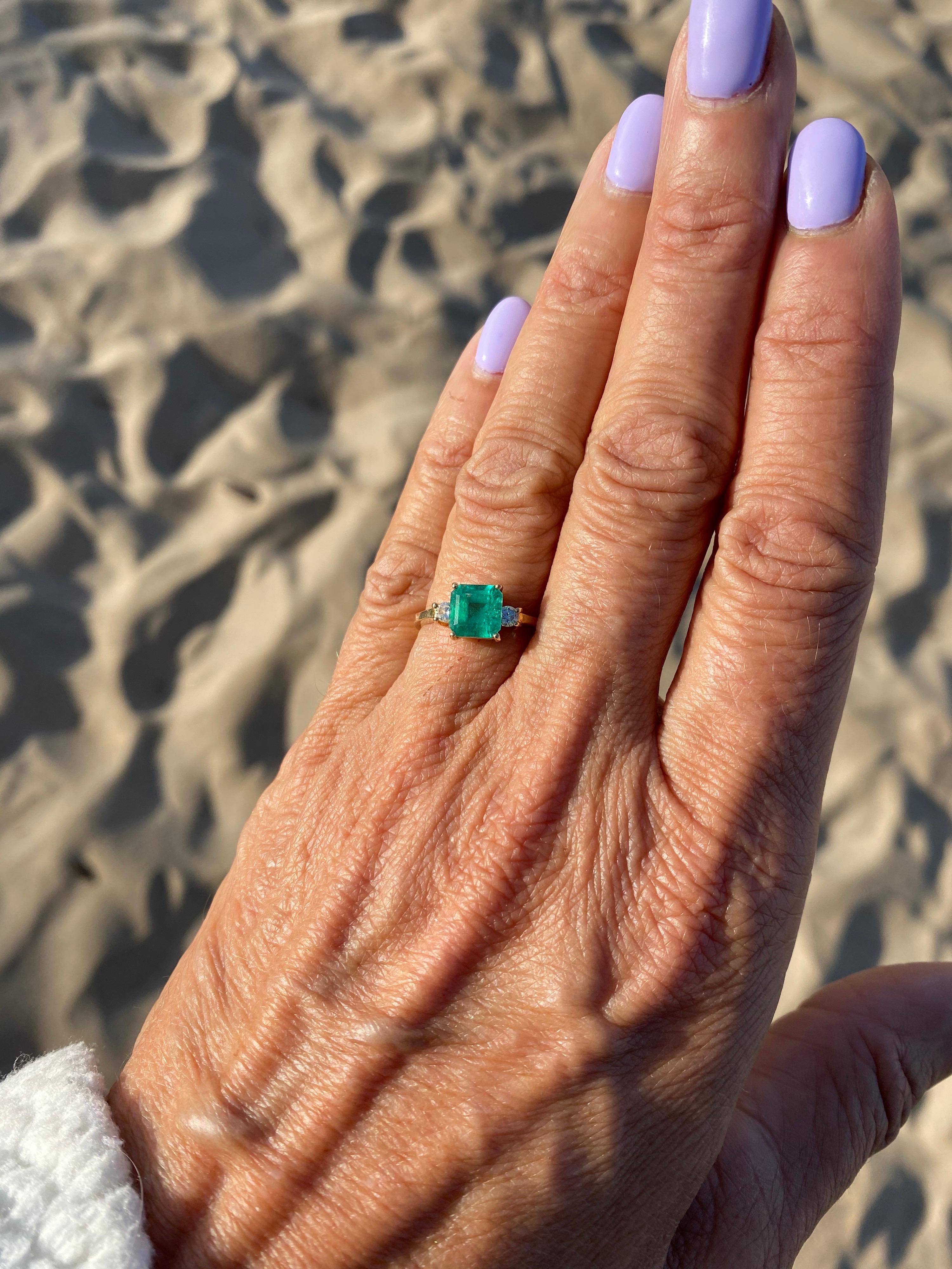Women's or Men's 3-Stone Emerald & Diamond Ring 1.70 Carat 18 Karat Yellow Gold For Sale
