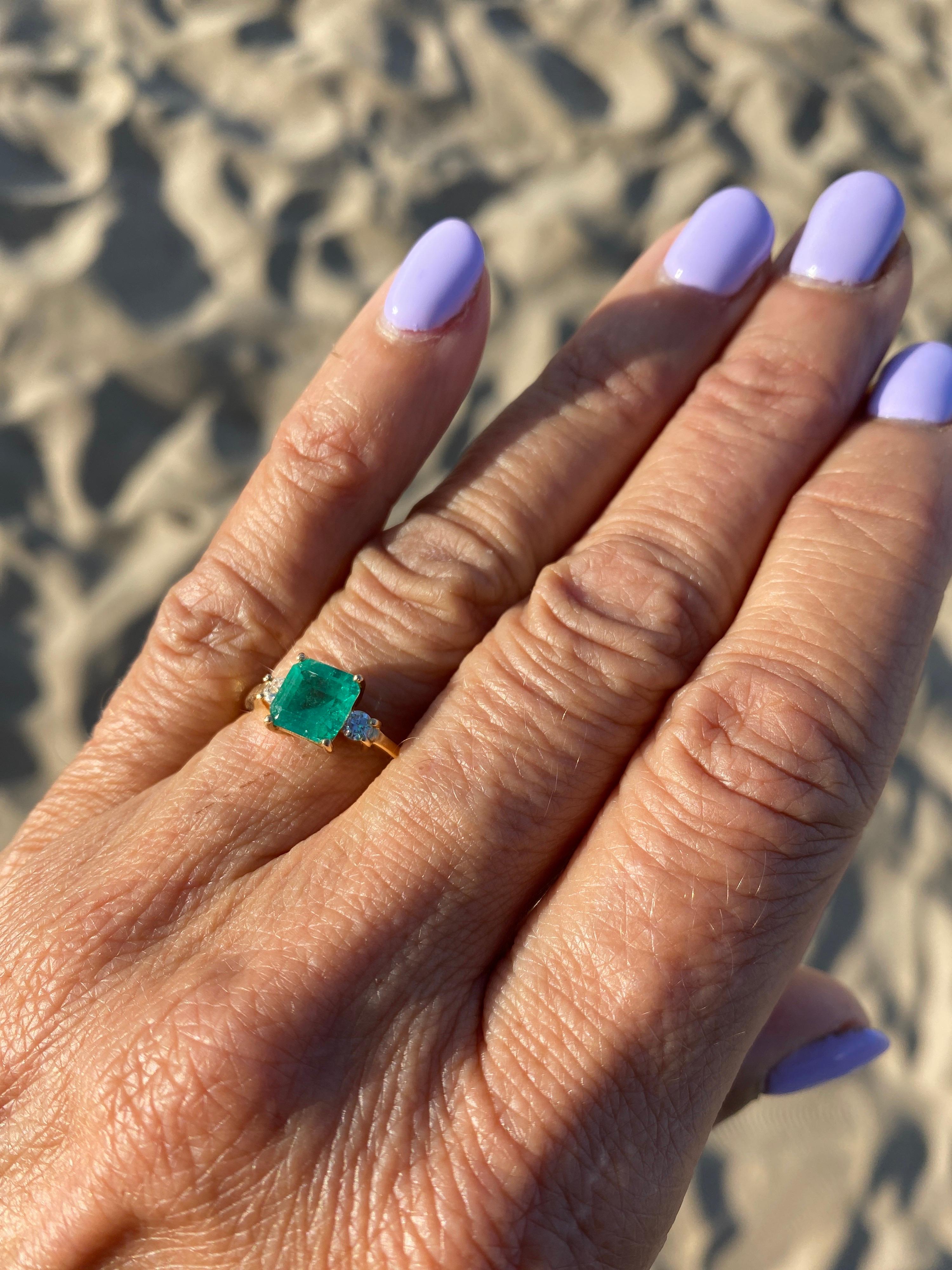 3-Stone Emerald & Diamond Ring 1.70 Carat 18 Karat Yellow Gold In Good Condition For Sale In Laguna Hills, CA