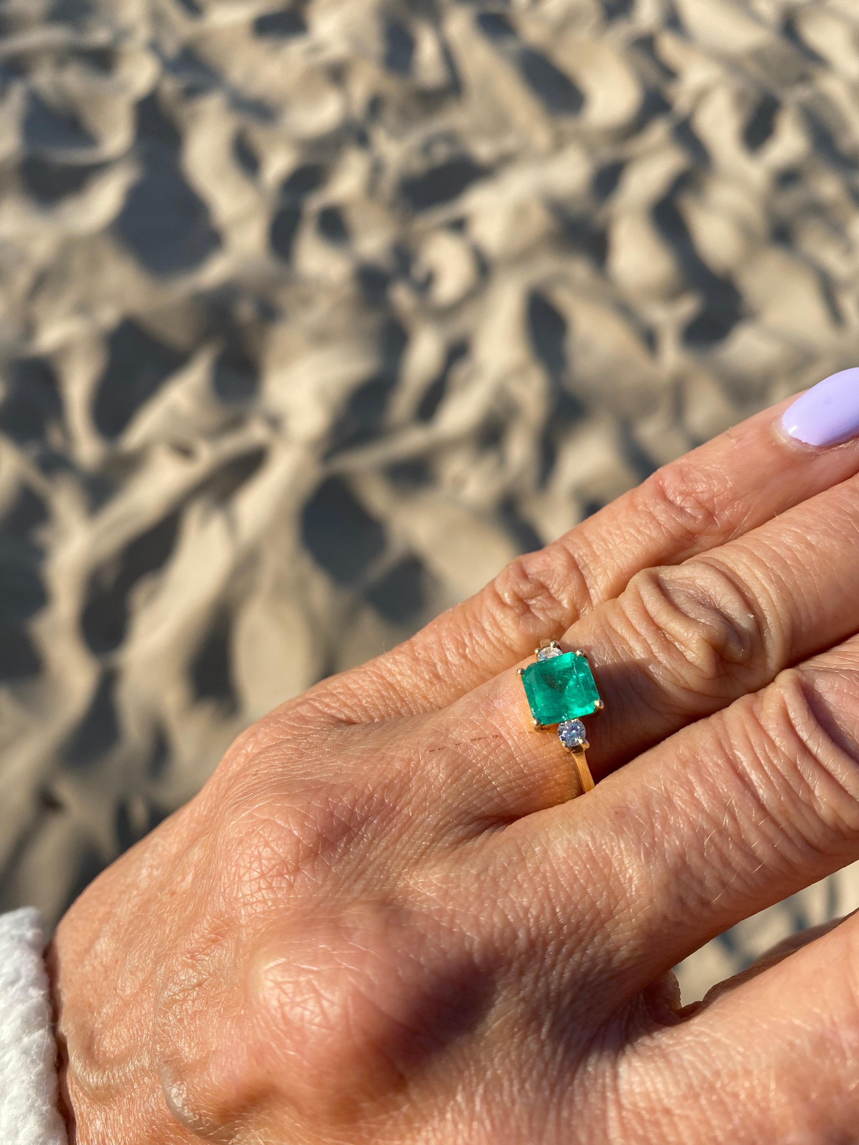 3-Stone Emerald & Diamond Ring 1.70 Carat 18 Karat Yellow Gold For Sale 2