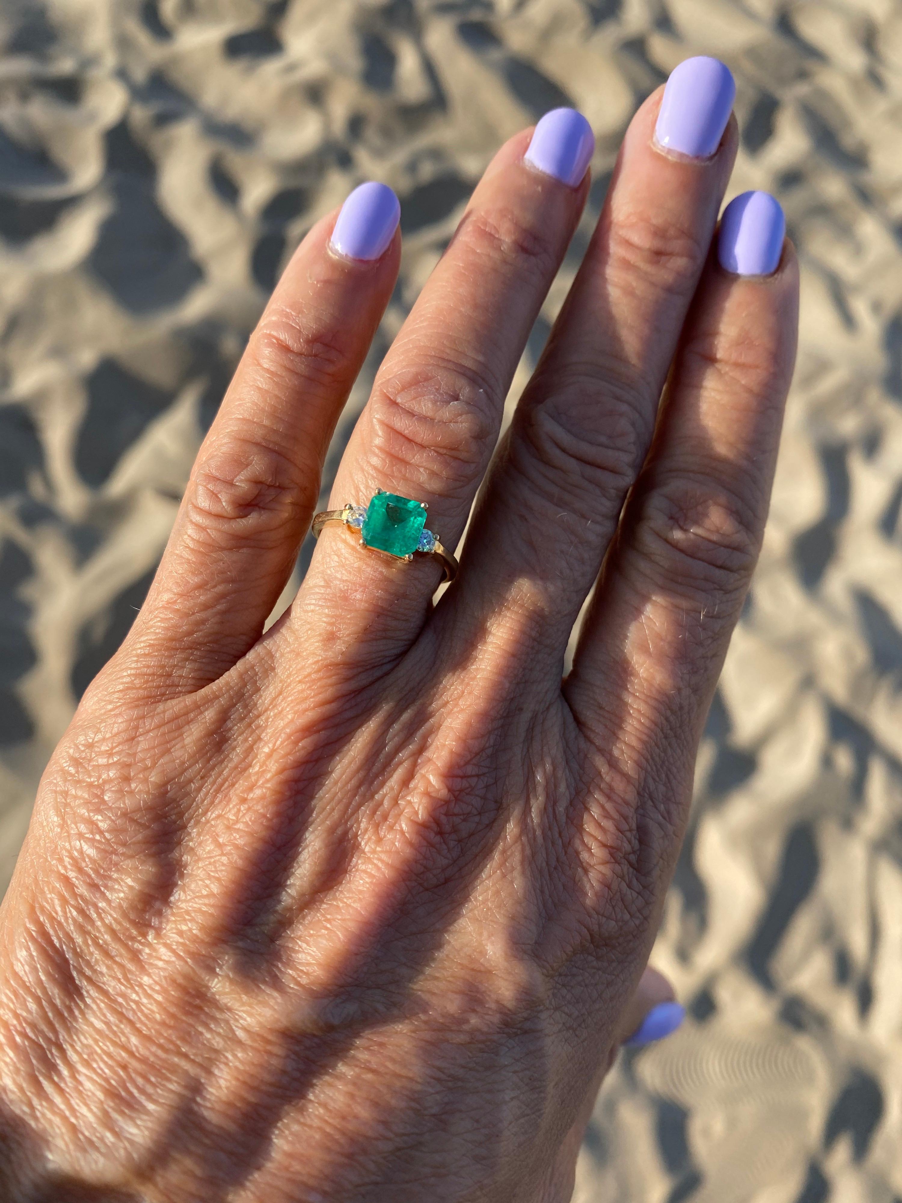 3-Stone Emerald & Diamond Ring 1.70 Carat 18 Karat Yellow Gold For Sale 3