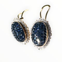 Orecchini in oro 18 carati con zaffiro blu e diamanti, montatura invisibile, chiusura Omega