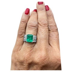 Bague en or 18 carats avec émeraude colombienne et diamants de 4,00 carats Or blanc Qualité VS