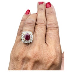 Anillo de oro amarillo de 18 quilates con rubí de Birmania y halo de diamantes de 2,10 quilates