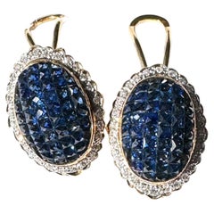 Orecchini in oro 18 carati con zaffiro blu e diamanti, montatura invisibile, chiusura Omega