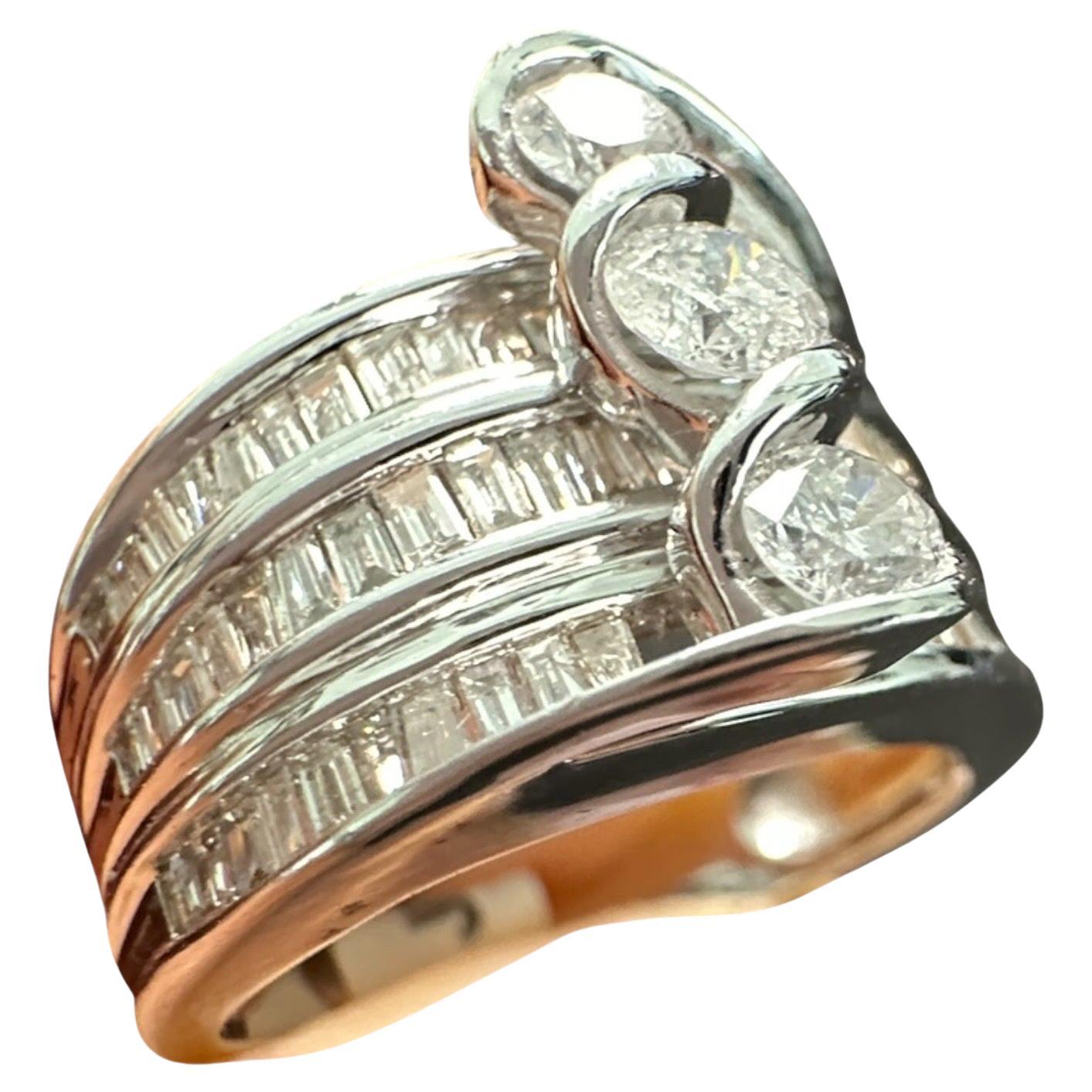 Anello contemporaneo a tre pietre in oro 14kt con baguette da 1,50ct. in vendita