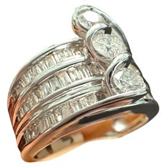 Anello contemporaneo a tre pietre in oro 14kt con baguette da 1,50ct.