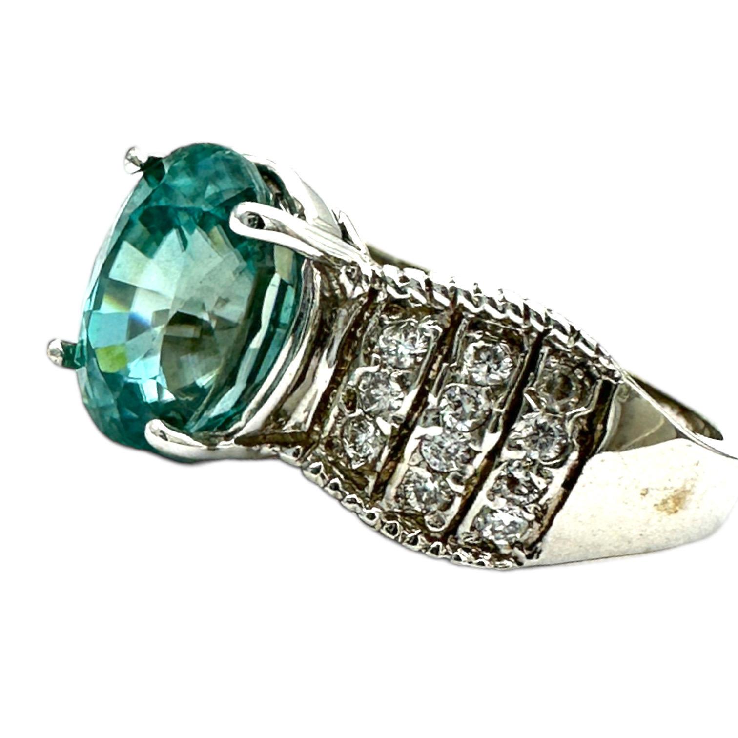 Questo splendido anello con diamante con tormalina Paraiba in oro bianco 14 carati unisce perfettamente eleganza e glamour. Realizzato con una vera tormalina Paraiba, questo pezzo attirerà sicuramente l'attenzione con la sua bellezza accattivante,