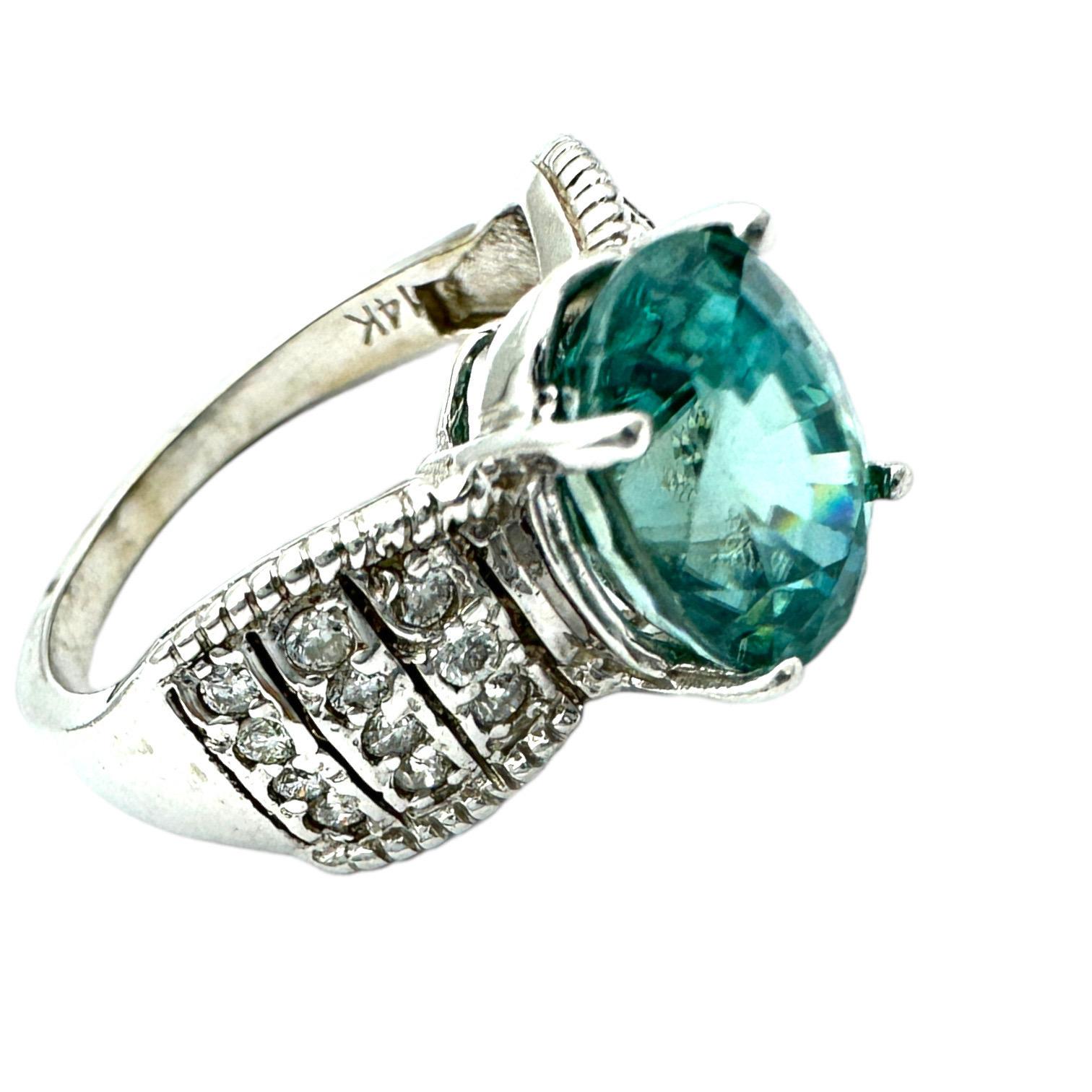 Taglio ovale Anello con tormalina Paraiba in oro bianco 14K e diamanti in vendita
