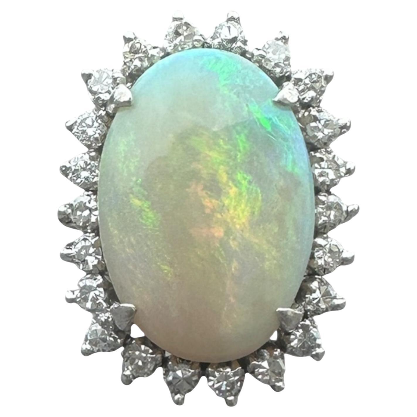 5 Carat Solitaite Fire opal and Diamond Halo Ring 14Kt en vente