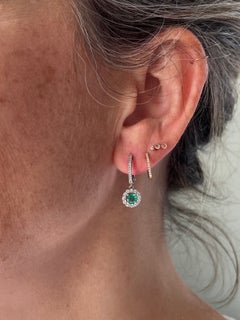Pendientes de aro contemporáneos de oro blanco de 14 quilates con esmeraldas y diamantes en diseño de racimo