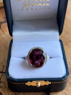 Anello cocktail contemporaneo in oro bianco 18 carati con tormalina rosa da 8,39 carati e diamanti