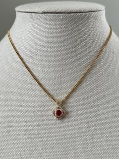 Colgante contemporáneo con diseño floral de oro amarillo de 14k, con rubí y diamantes en estilo halo
