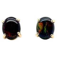 Moderne Ohrstecker aus 14-karätigem Gelbgold mit ovalem schwarzem Opal