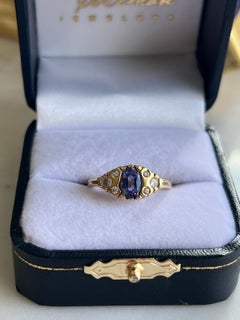 Contemporary 0.78 Carat Tanzanite & Diamond 18K Yellow Gold Ring