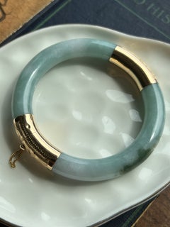 Vintage-Armreif aus 14-karätigem Gelbgold mit hellgrüner, ungefärbter Jadeit