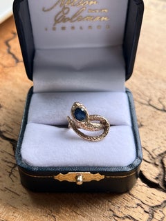 Bague contemporaine en or jaune 14 carats avec motif serpent et saphirs totalisant 0,61 carat