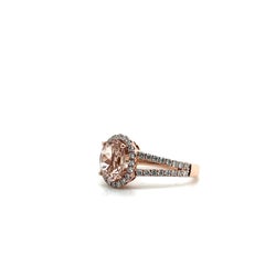Anillo contemporáneo de 1,61 ct con morganita y diamantes, de oro rosa de 14K, con diseño «halo» y banda dividida