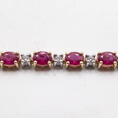 Tennisarmband aus 14-karätigem Gelbgold mit einem 7-Karat-Rubin aus Burma und Diamanten
