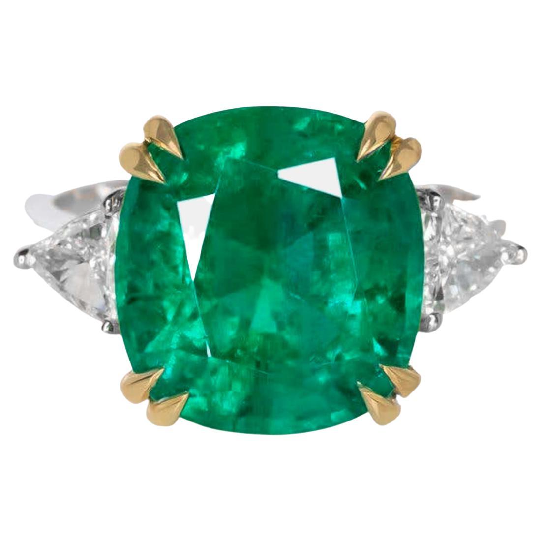 An extraordinary 6.60 carat cushion cut emerald certified by GIA, accompained by two trillion cut diamonds and set in solid 18Kt gold.
The handmade setting has been made in 18 carat yellow gold to enhance the beauty of this green-grass perfect
