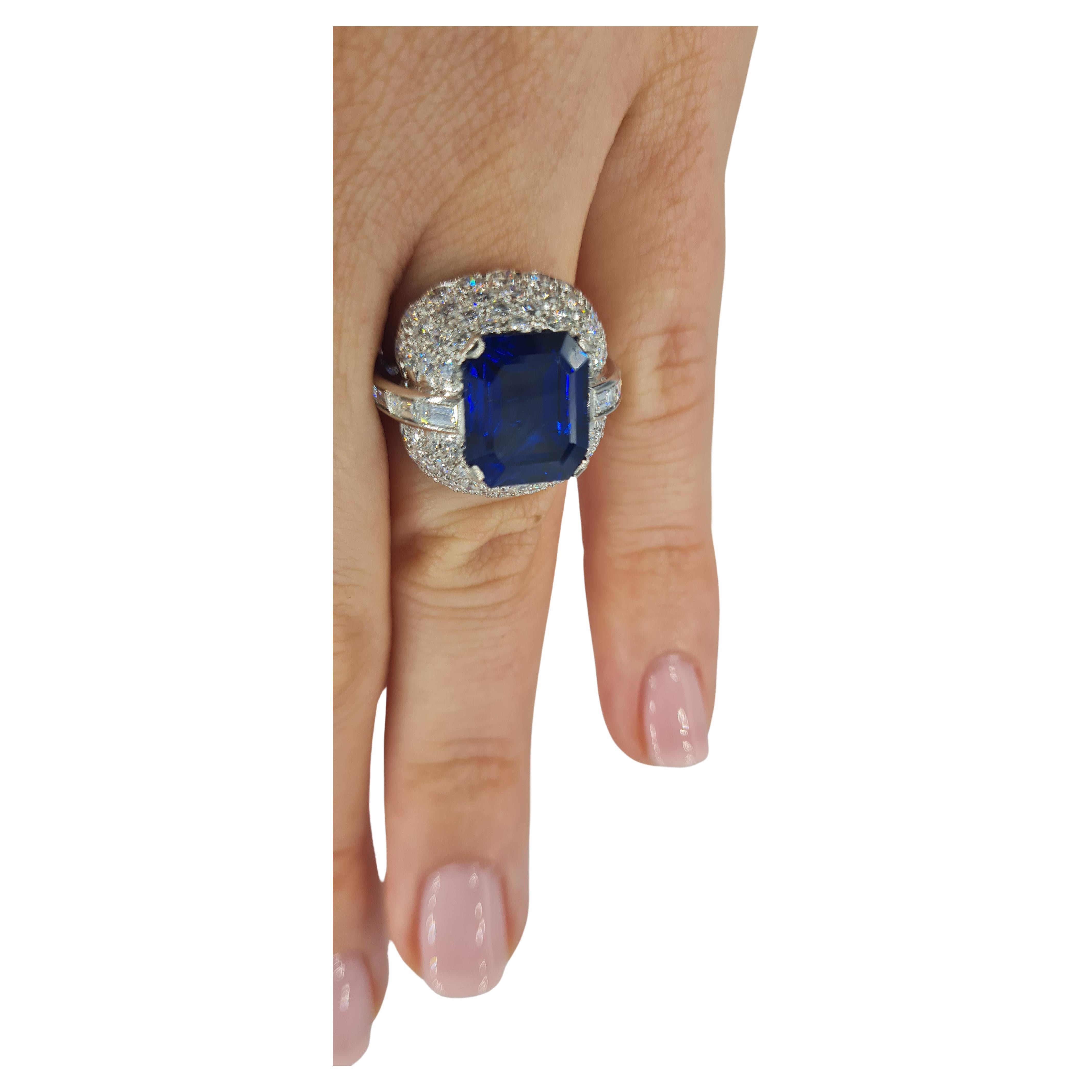 An exquisite ring composed by an amazing no heated royal blue myanmar burmese sapphire ring set in solid platinum.

The ring has been handmade in Italy 
