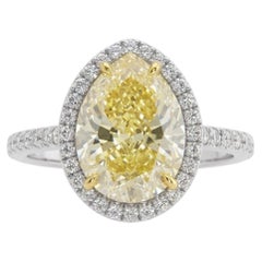 Anillo con un diamante amarillo «fancy» de 3,01 quilates, talla pera, certificado por el GIA, en oro blanco de 18 quilates