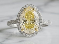Anillo con un diamante amarillo «fancy» de 3,01 quilates, talla pera, certificado por el GIA, en oro blanco de 18 quilates