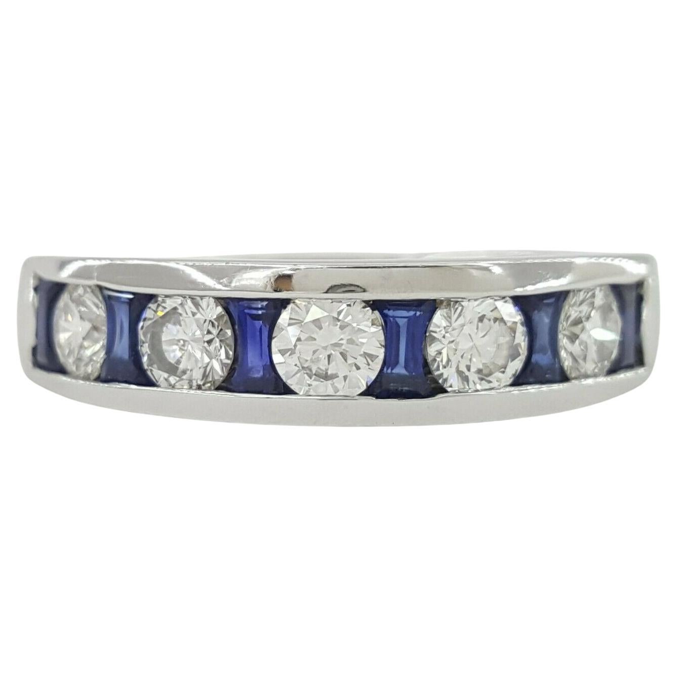 Alliance en or blanc 18 carats avec diamants taille ronde et saphirs bleus en vente