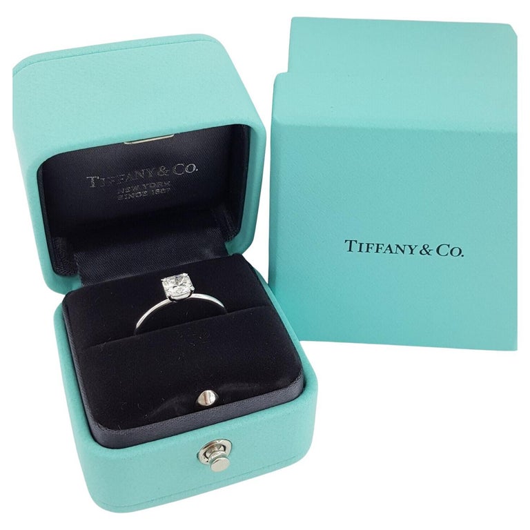 Tiffany and Co. Bague de fiançailles solitaire en platine avec diamant  taille réelle de 0,75 carat En vente sur 1stDibs