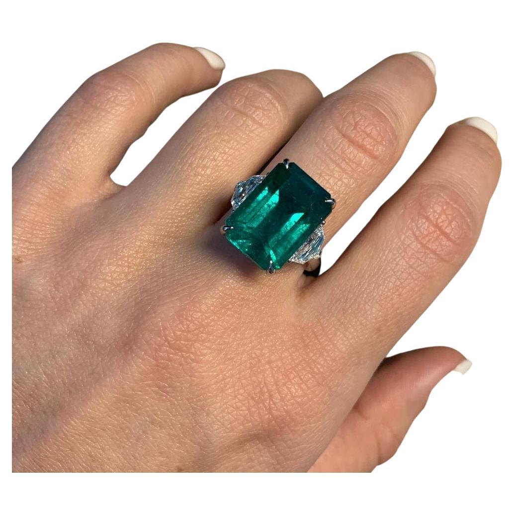 Modern GUBELIN Certified 9.41 Carat Green Emerald Diamond Solitaire Platinum Ring For Sale