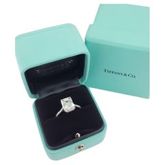 Verlobungsring aus Platin von Tiffany& Co. mit 4 Karat Diamanten im Smaragdschliff und Solitär