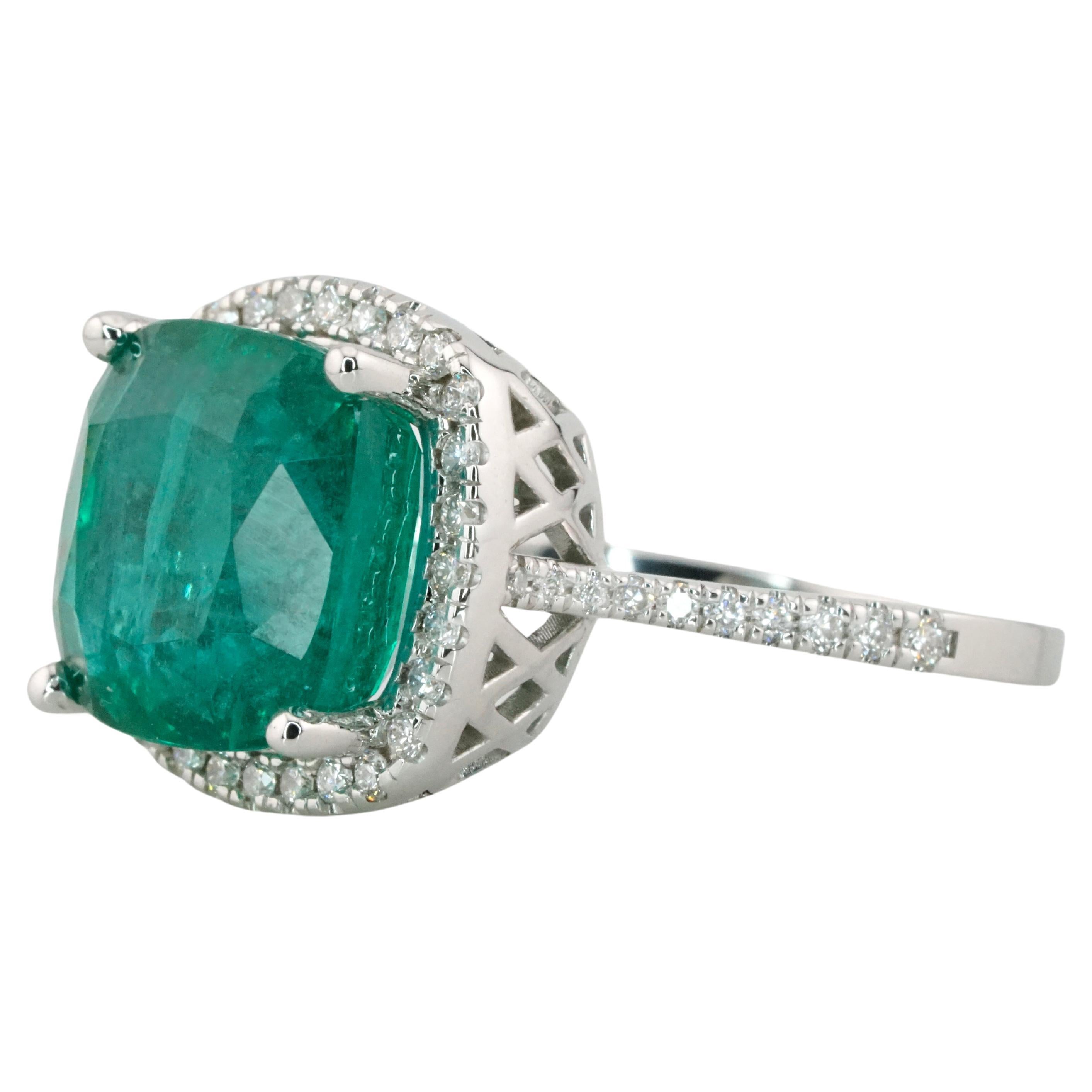 Entdecken Sie die Raffinesse des Art Déco mit diesem exquisiten Ring aus 14-karätigem Weißgold mit einem atemberaubenden, tiefgrünen, natürlichen Smaragd im Kissenschliff von 7,94 Karat, IGI-zertifiziert, um seine Qualität und Echtheit zu