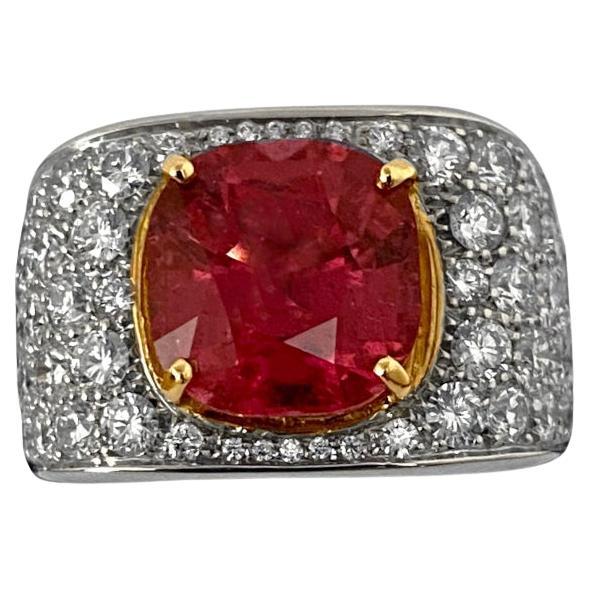 Chef-d'œuvre du célèbre joaillier italien Fulvio Maria Scavia, cette bague exquise est un véritable témoignage de luxe et de sophistication. Ornée d'une rubellite rose de 0,88 ct au centre, entourée d'un pavé éblouissant de 164 diamants totalisant