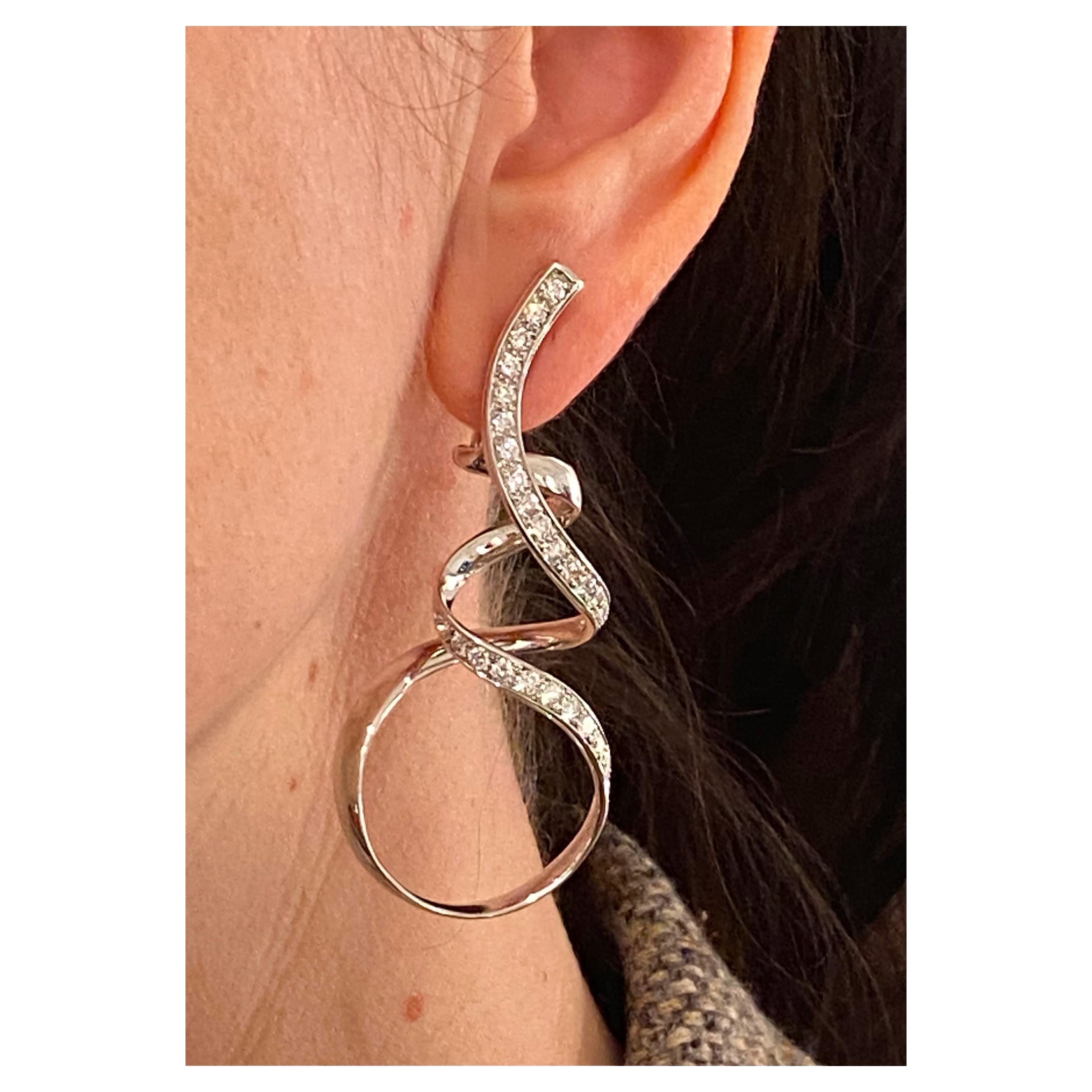Scavia - Boucles d'oreilles clips en or blanc 18 carats avec pavés de 2,34 carats de diamants en vente