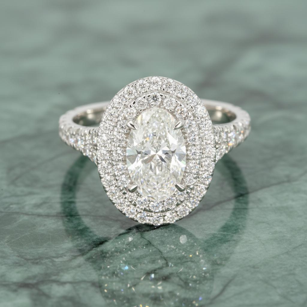 Squisito nel design e radioso nella brillantezza, questo anello di fidanzamento in oro bianco mette in mostra un diamante ovale brillante da 1,50 carati, classificato F per il colore e VS1 per la chiarezza dal prestigioso Gemological Institute of