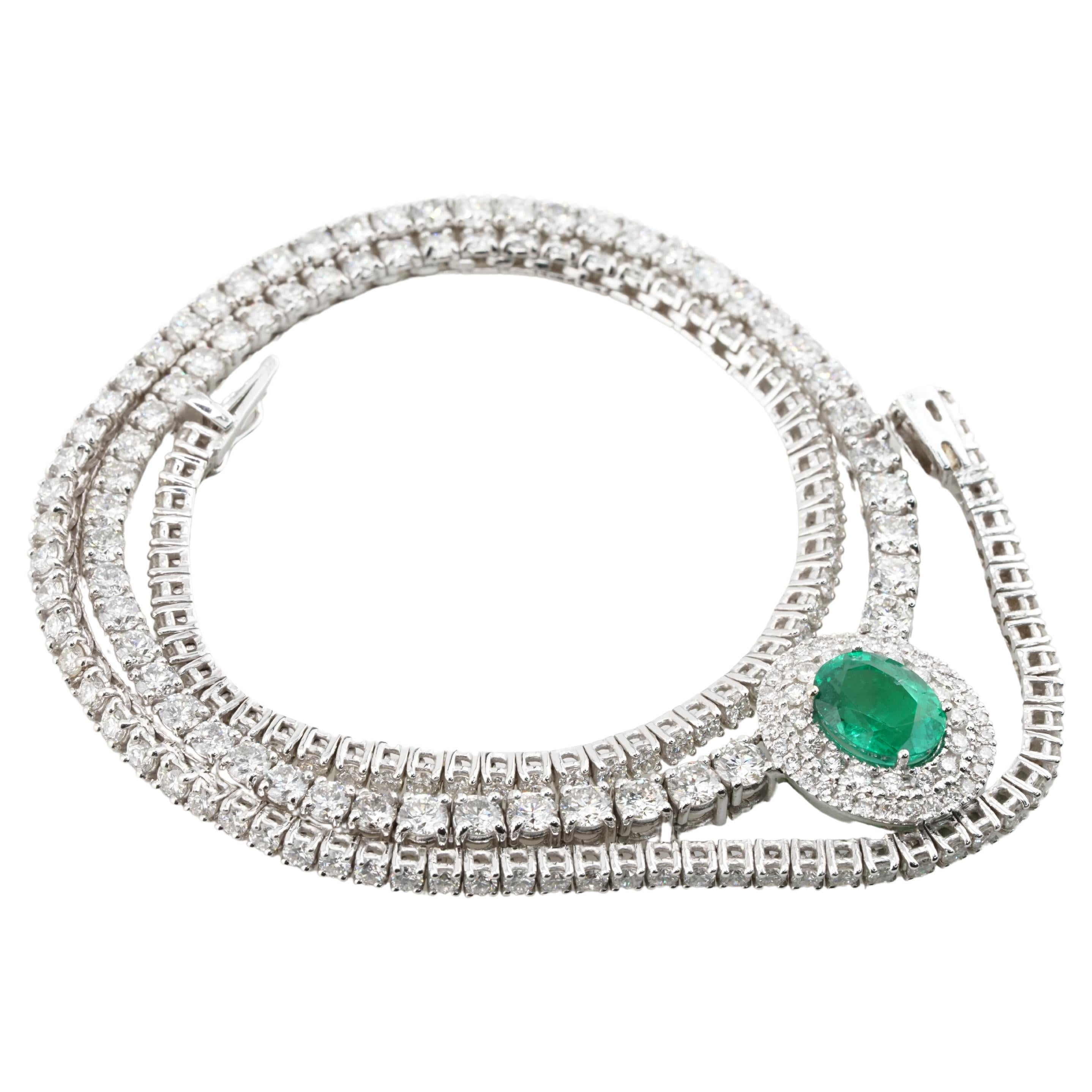 Collier pendentif en or 18 carats, diamants de 11 carats et émeraude ovale verte de 2,31 carats  en vente